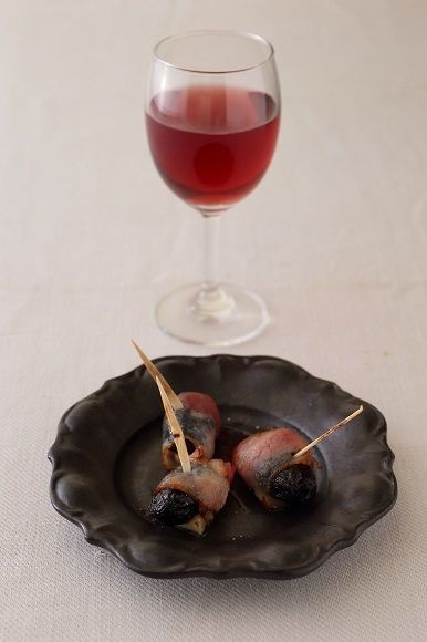 ボジョレーに「プルーンとりんごのベーコン巻き」。