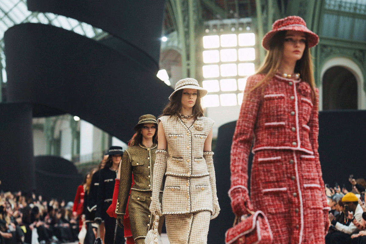 2025-26年秋冬パリコレクションでシャネル自らが振り返る、メゾンのコード。
