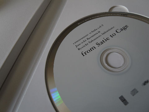 希少 書籍+CD 坂本龍一 / 小沼純一 - サティからジョン・ケージ 坂本龍一『commmons: schola』、最新巻「サティからケージへ」が12月7