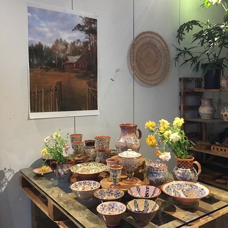 描かれたリトアニアの花、動物、人々。LT Shopでルータさんの陶器に 描かれたリトアニアの花、動物、人々。LT Shopでルータさんの陶器に