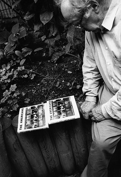 ロバート・フランク作品が新聞紙に!? 画期的な展覧会。 | madameFIGARO
