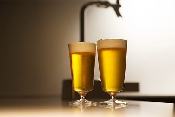 ビールの試飲もできる、蠣崎マコトの硝子展が開催。 | madameFIGARO.jp