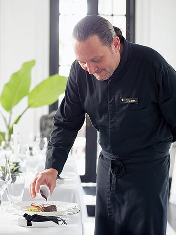 アラン・デュカスで修業を積んだ後、世界各地でシェフを務めたテヴネさん。「ダナンは街も美しいし、毎日行くマーケットも刺激的だよ」