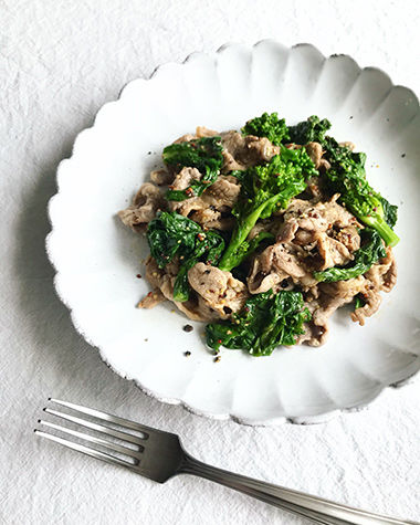 デトックス効果もある、ラムと菜の花のソテー。