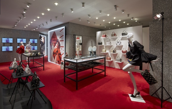 ヴァレンティノGINZA SIXで新作「キャンディスタッズ」をお披露目中