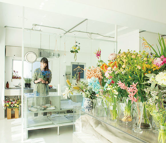 ベッドに花が咲き誇る、週末だけのフラワーショップ。 | madameFIGARO
