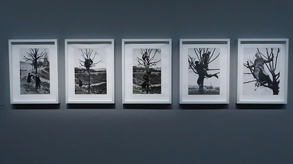モノクロの街頭、人々……サビーヌ・ヴァイスの写真展。 | madameFIGARO