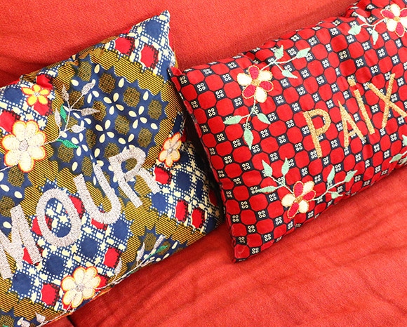 美品　サオCSAOクッション＋中綿　フランス手刺繍リバティ 刺繍クッション【AMOUR】×リバティ | 商品一覧 | Plume d' oie