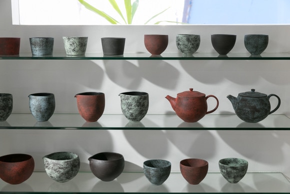 うつわディクショナリー#40 鉄器のようでいて、手に取るとやさしい岡崎