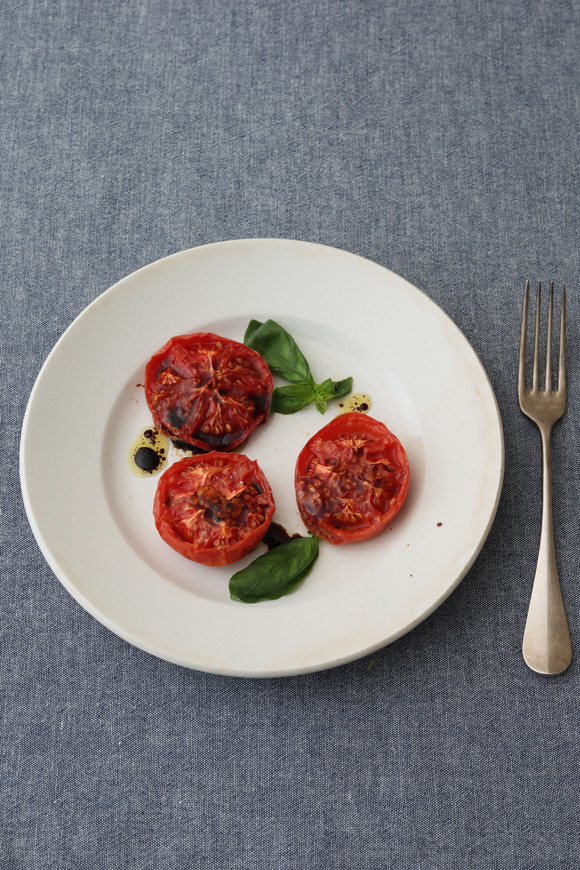 トマトのサラダには少し冷やした赤ワイン