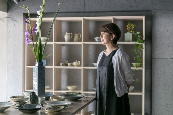 うつわディクショナリー#53 岡さつきさんの瑠璃と花 | madameFIGARO.jp