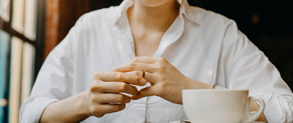 夫が食器洗いをすると、妻が浮気する確率が低くなる？