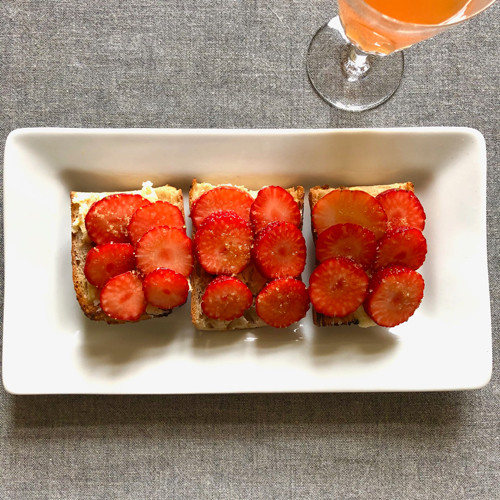 おいしい発酵バターでイチゴのタルティーヌ