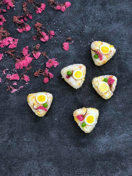 どこでも花見気分が楽しめる、春のおにぎりレシピ。