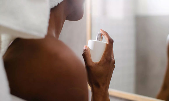 自分でつけた香水、時間が経つと匂わなくなるのはなぜ？