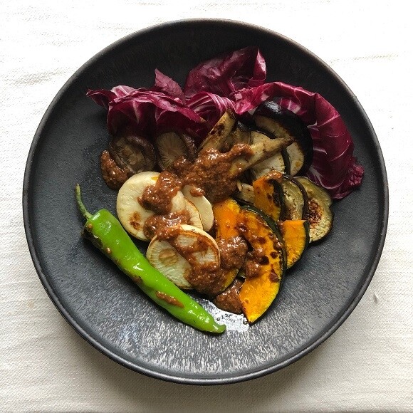 根菜サラダに味噌ドレッシングで赤ワインを。