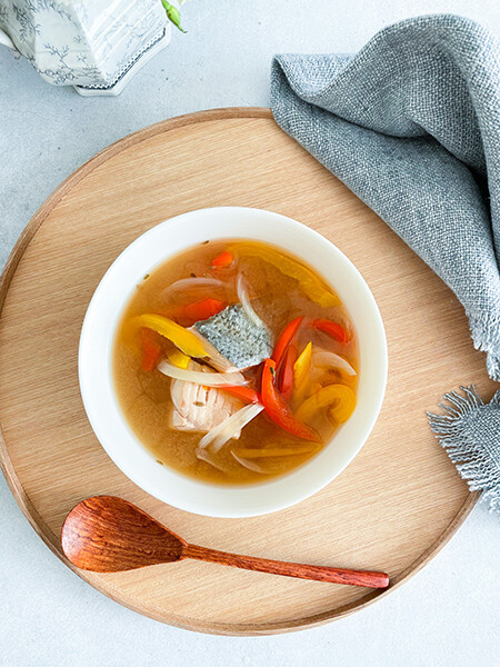 身体を温める、サケ、パプリカ、クミンの具沢山スープ。