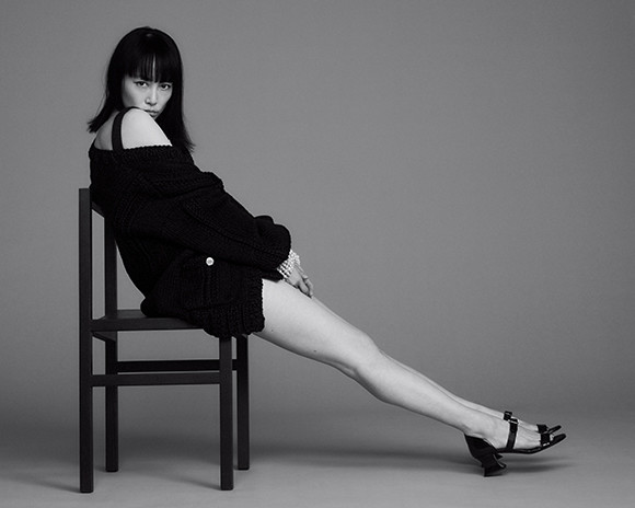 菊地凛子、むきだしな黒。 | madameFIGARO.jp（フィガロジャポン）