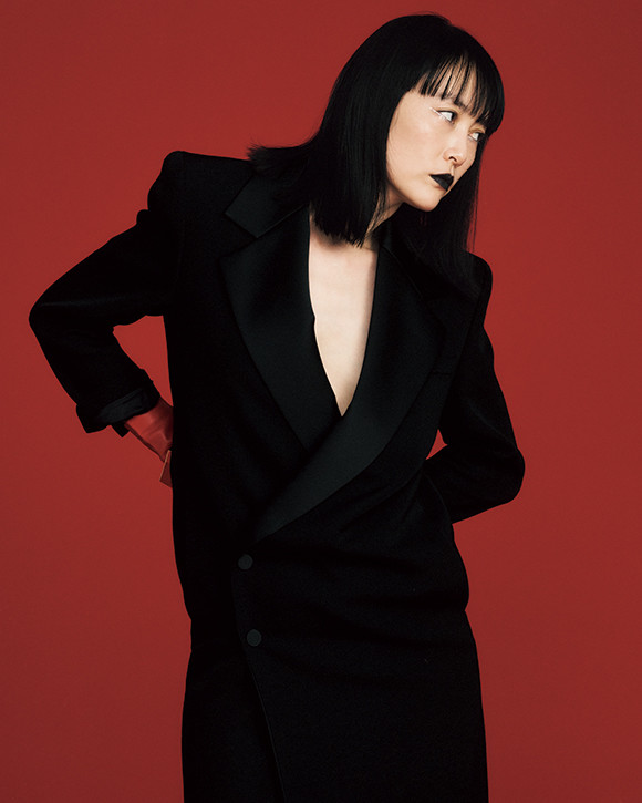 菊地凛子、むきだしな黒。 | madameFIGARO.jp（フィガロジャポン）