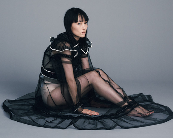菊地凛子、むきだしな黒。 | madameFIGARO.jp（フィガロジャポン）