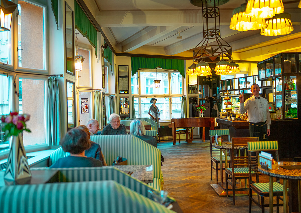 映画『ひなぎく』のマリエ姉妹に見る、チェコの街。