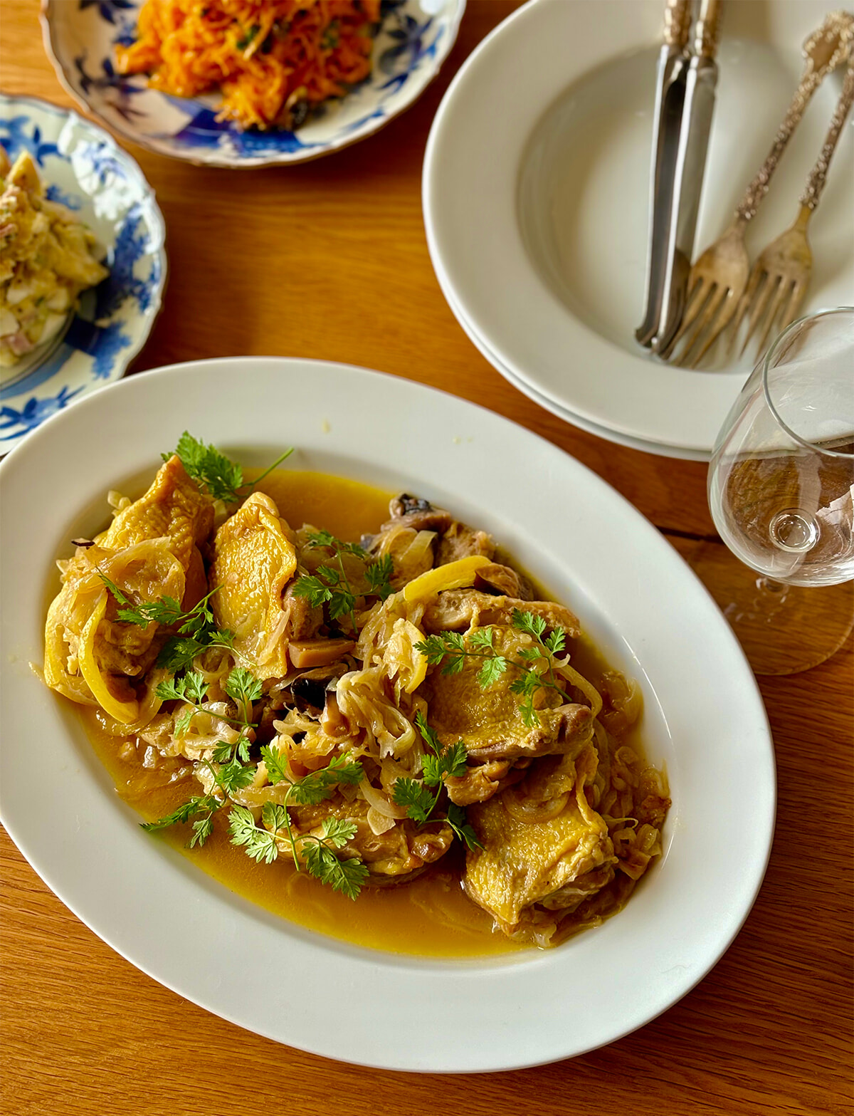 ワインのお供に、さっぱりした鶏肉のオニオンレモンソース煮。