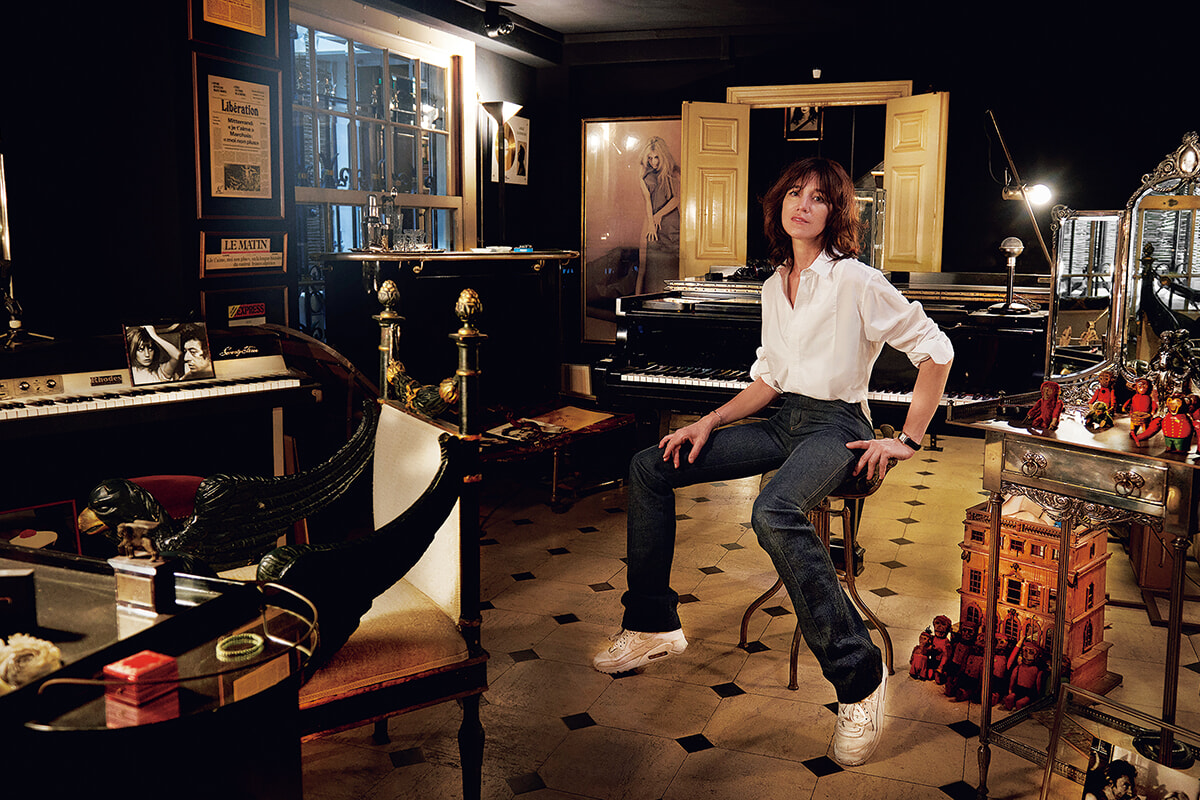 シャルロットがゲンズブールの邸宅を案内、母ジェーンとの思い出を語る。