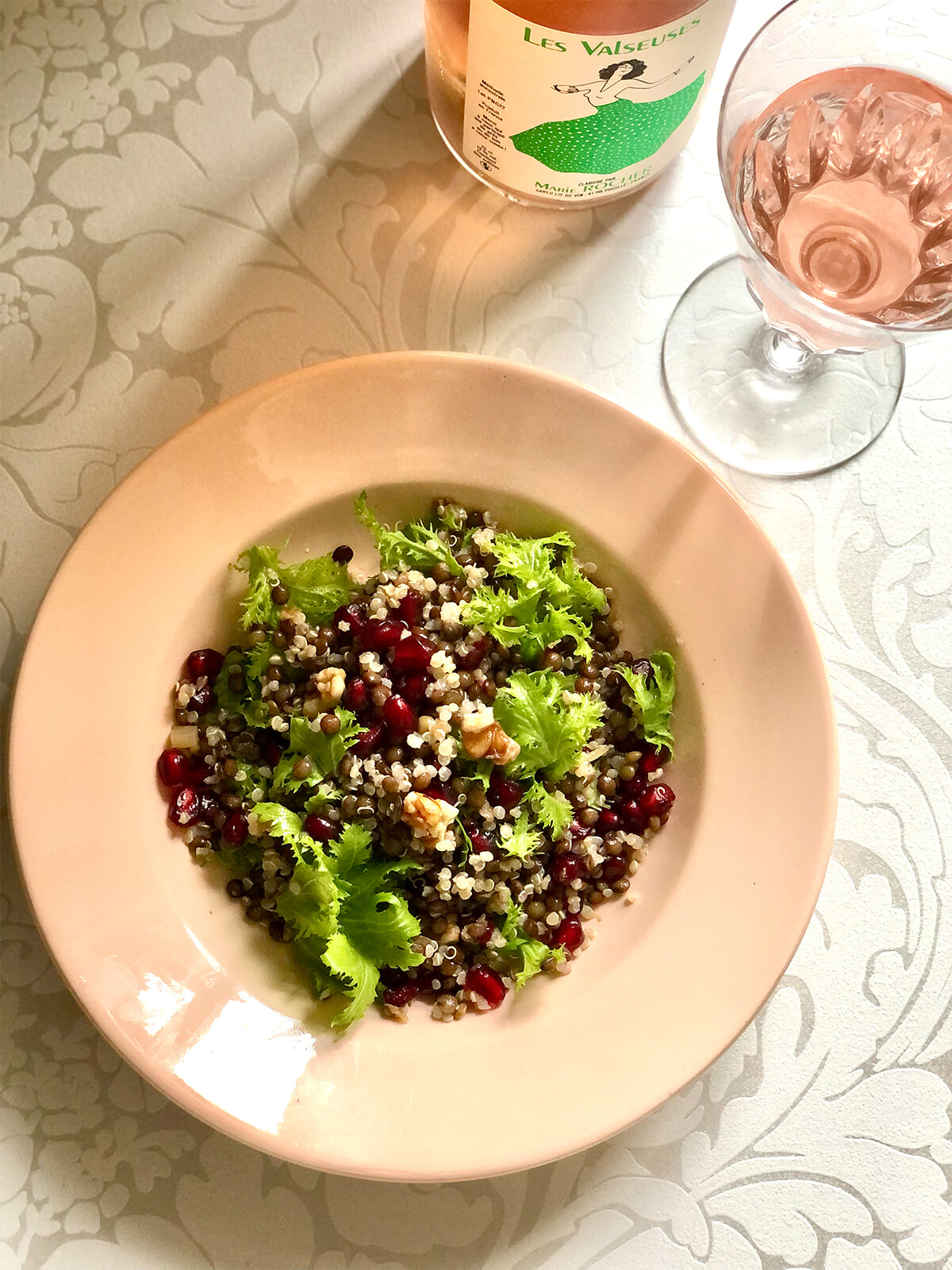 ザクロとレンズ豆、キヌアのサラダ。