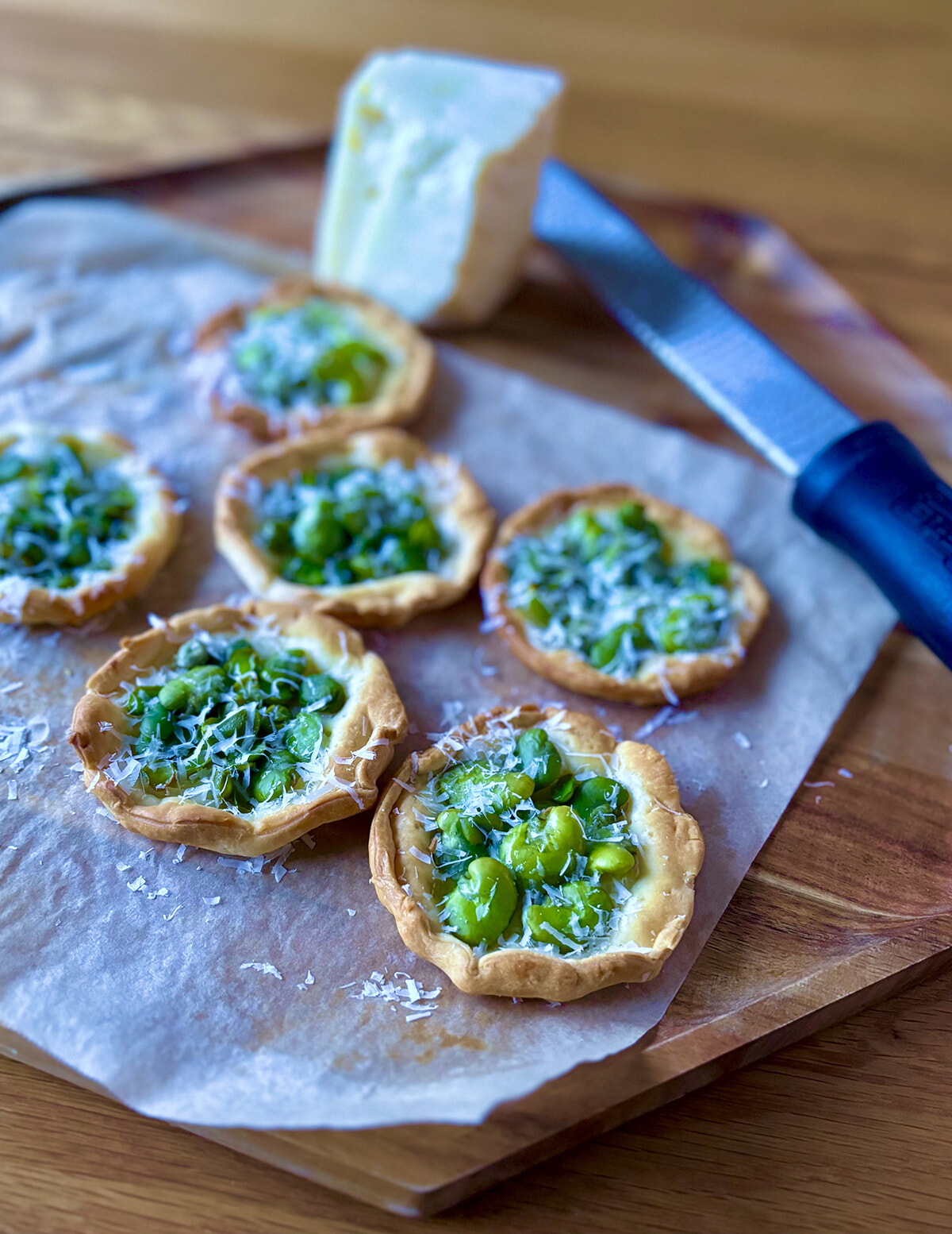 春の訪れは食卓から、ソラ豆とペコリーノチーズのアミューズパイ。