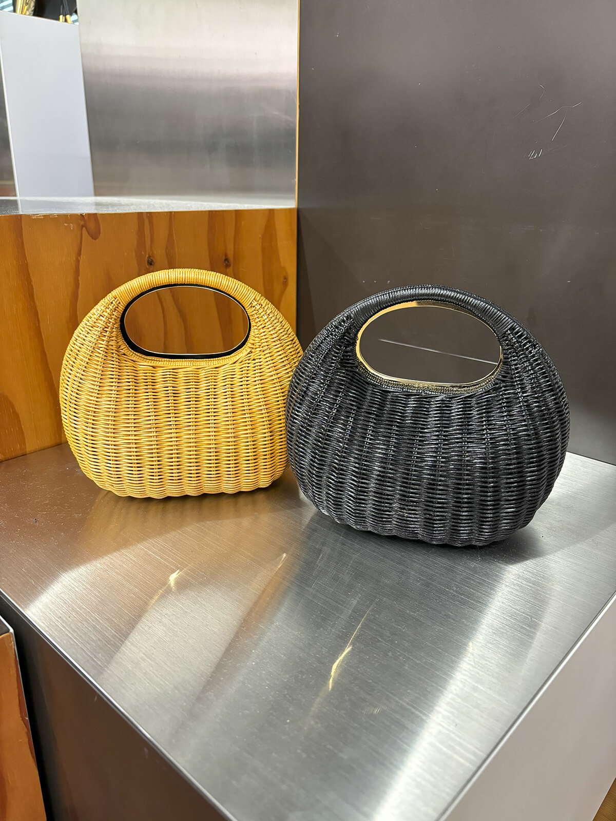 展示会で一目惚れ。相棒にしたい、サカイの「ラタン ラウンド バッグ」。