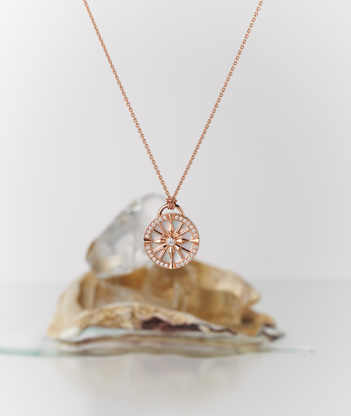 幸運を招くパワーを秘めて。ミキモトのペンダント「ラッキー アローズ」にプレシャスな新作が登場。