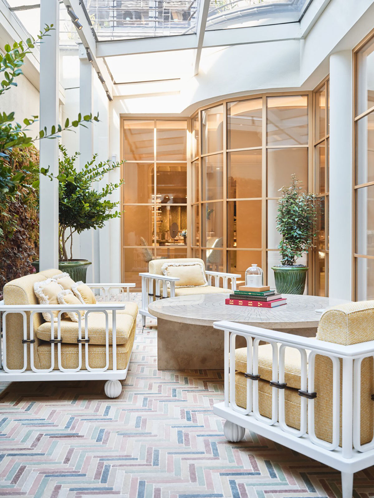 ブリュッセルのカルティエ ブティック、ジュエリーをより輝かせる手仕事が生きたインテリア。