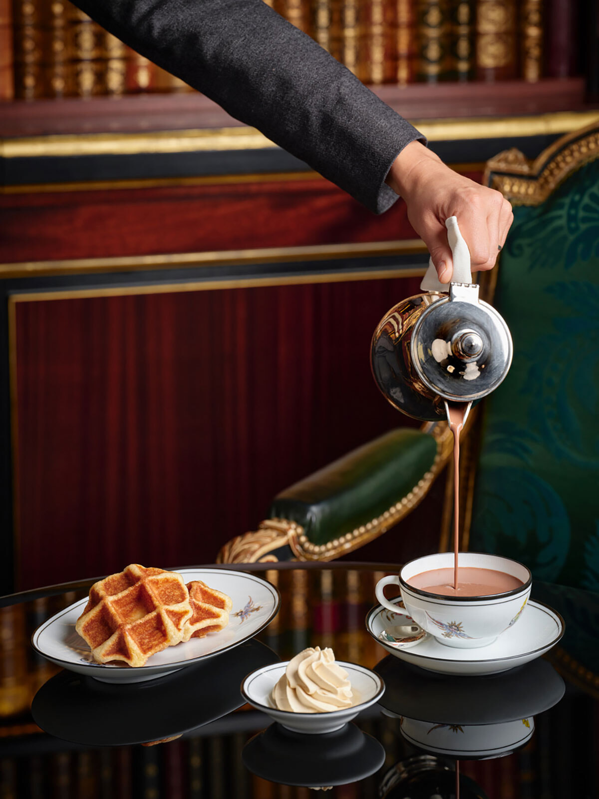 ラ・レゼルヴ・パリで味わう、パトリック・ロジェのショコラショーとゴーフル。