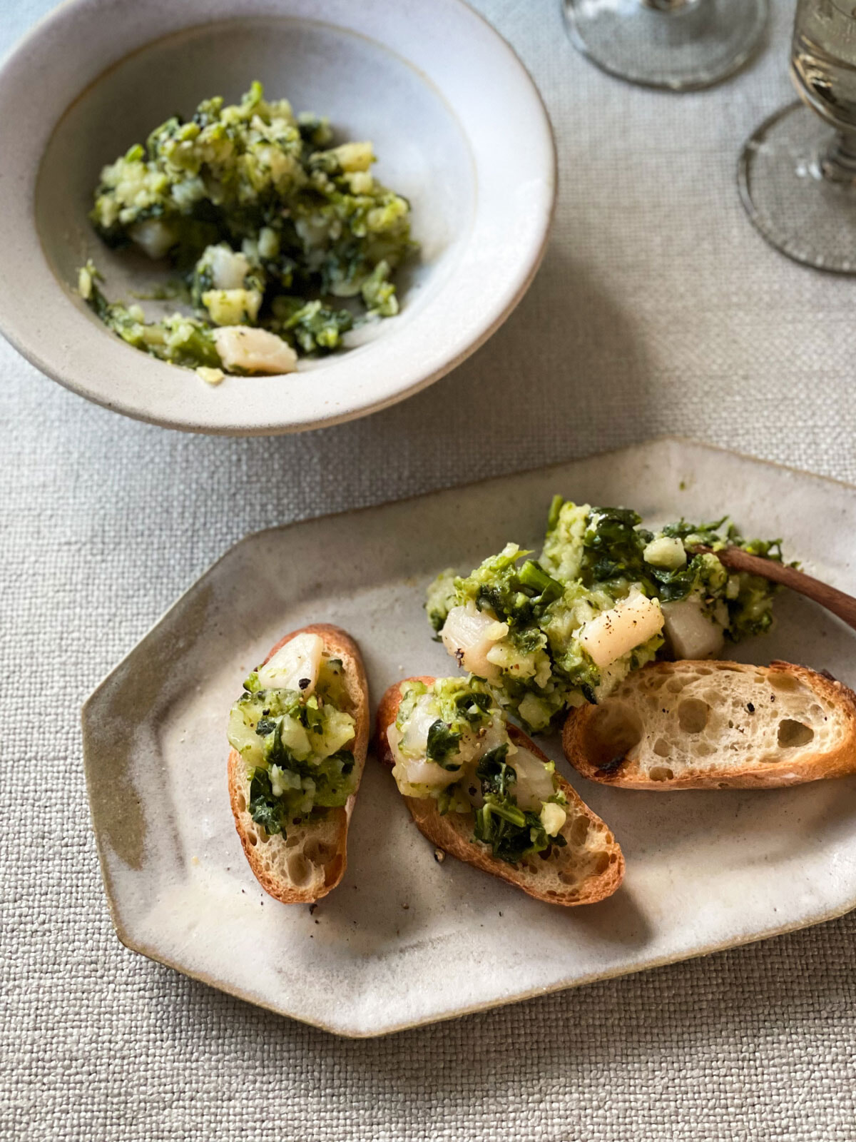 デトックスしながら潤い強化! 菜の花とホタテのポテサラレシピ。