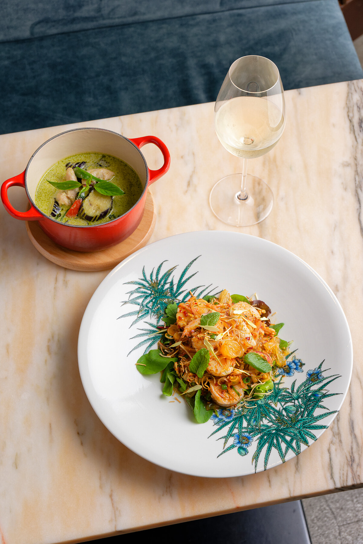 タイ北部の鮮烈な味！「モダンタイ シエル」で、スパイスとワインのペアリングを堪能。