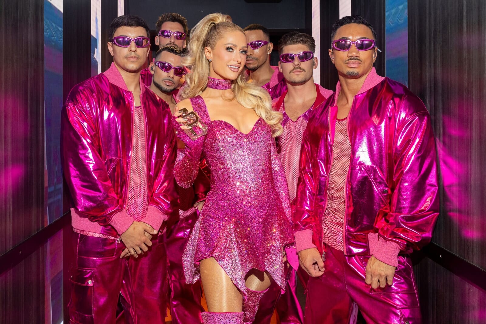 パーティにあの人気「韓国アイドル」も登場。パリス・ヒルトン、44歳の誕生日を華やかに祝福！