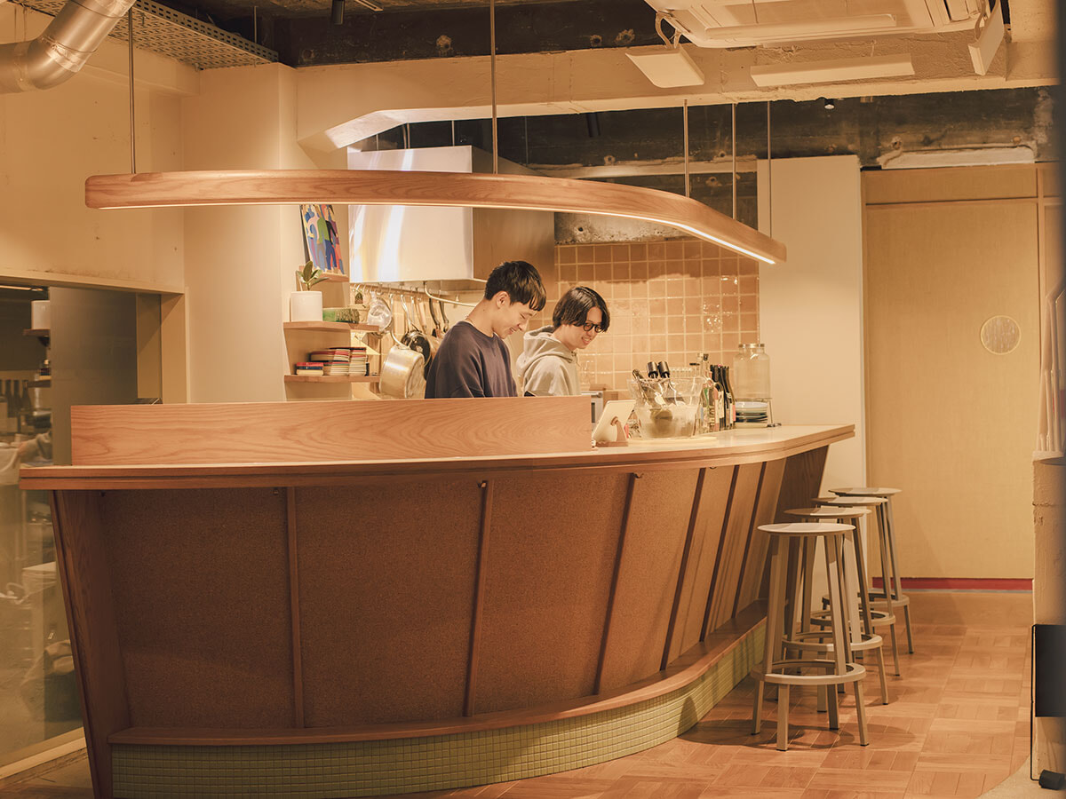 おひとりさまも歓迎！ ワインを楽しむ、大人のカジュアルバーへ。