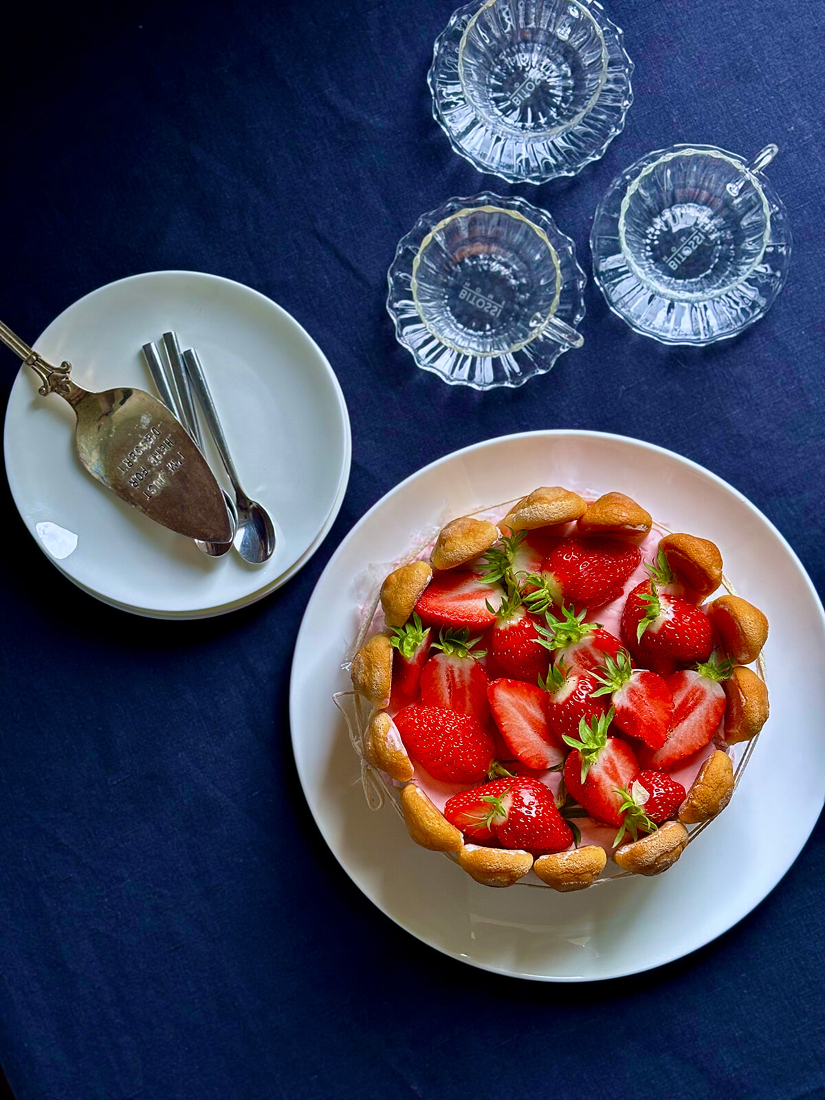たっぷりイチゴを使った、フランスの定番「シャルロット ケーキ」