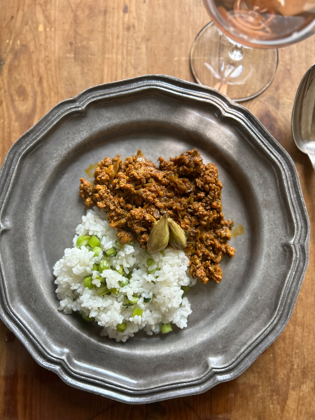 ふきのとうカレーでロゼワイン。