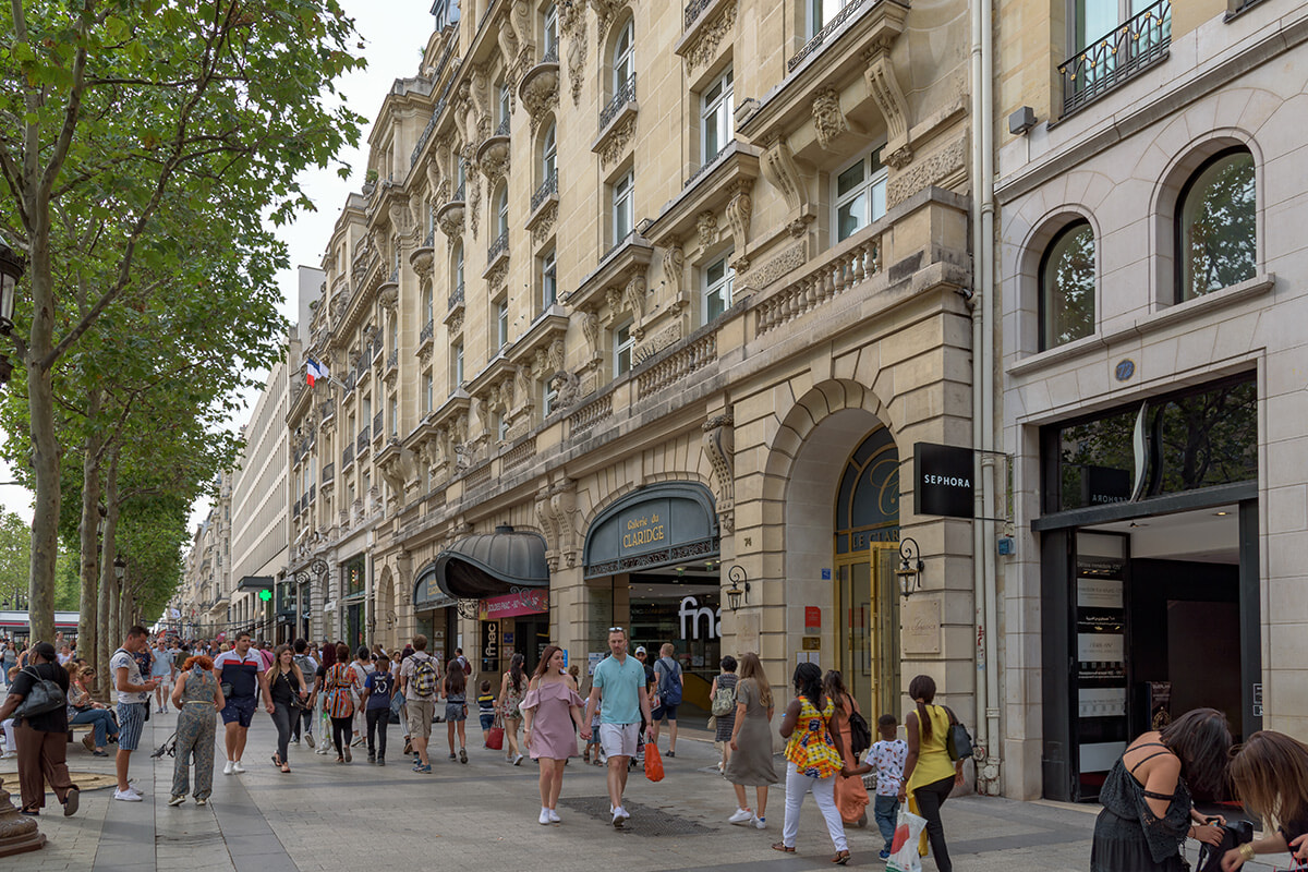 シャンゼリゼ通りの片隅で、スニーカー観を変えた「MEXICO 66」に出合った話。