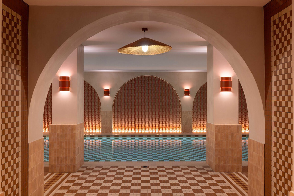 グラン・クール・ラタン。ローマ浴場風プールを隠した5区のホテルへ。
