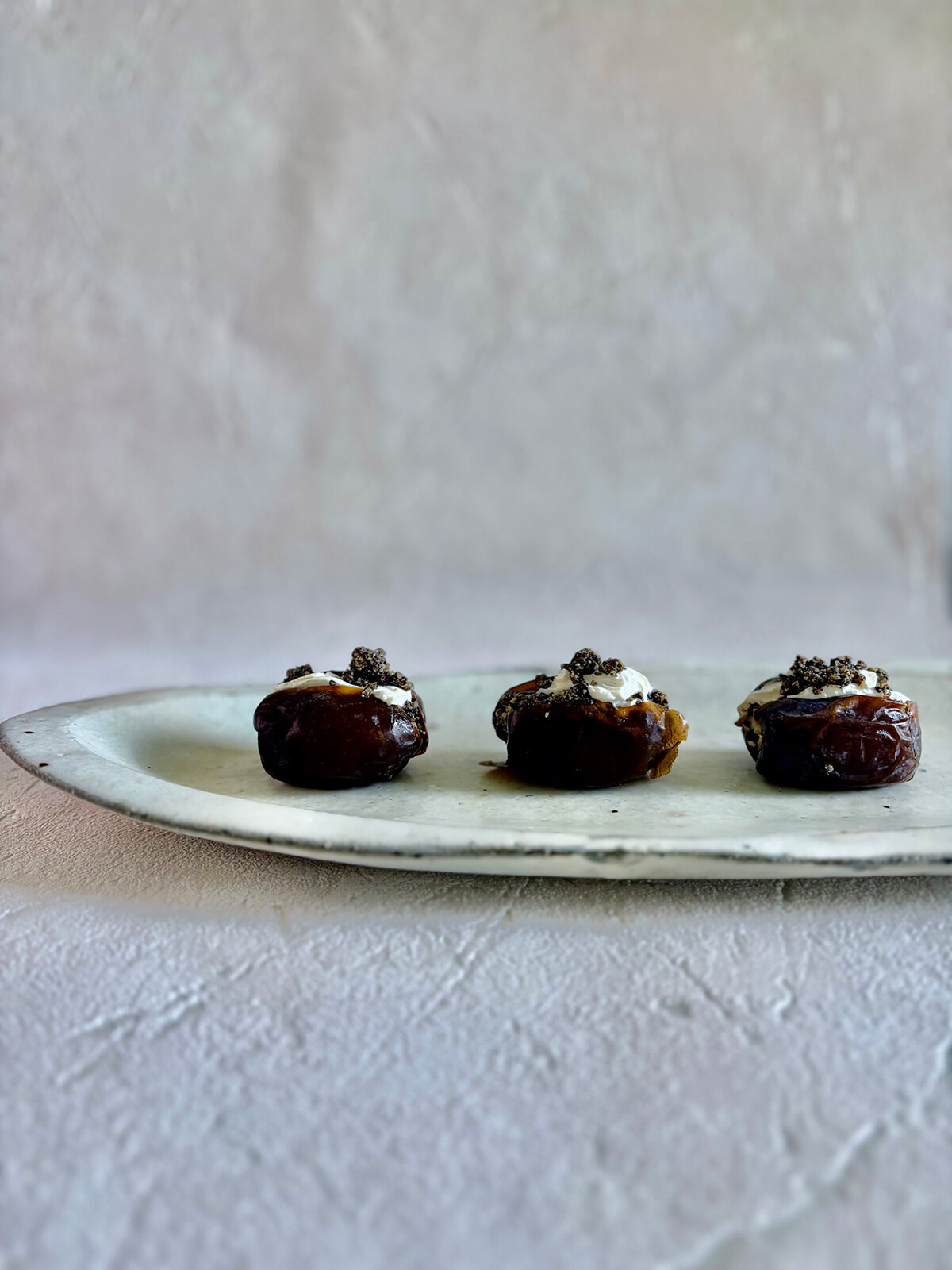 ナッツとデーツを使ったシンプルでおいしいデザート。