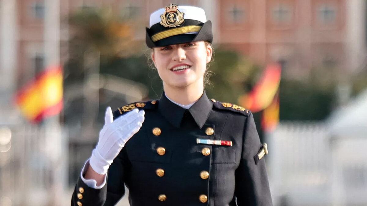 軍務に出ているスペインのレオノール王女、ビキニ姿をパパラッチに撮影される。