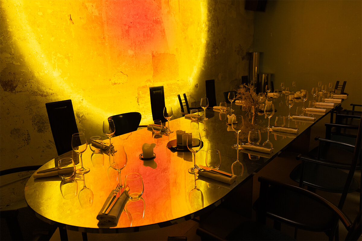 料理・デザイン・ファッションに情熱を注ぐふたりがもてなす新感覚な店へ。