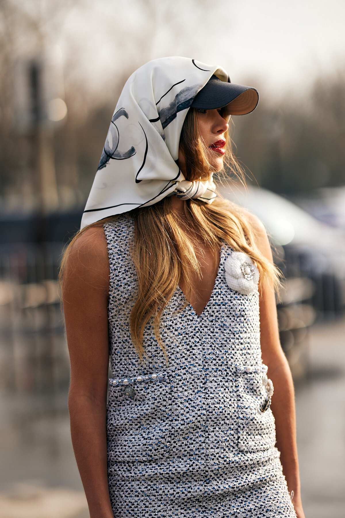 パリジェンヌに学ぶ、スカーフの巻き方。【パリシックのルール】