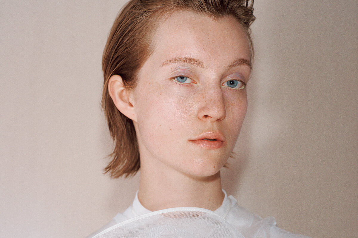 涼しいメイクのポイントは、目元、唇、ネイルで演出！