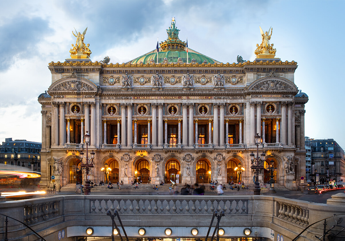 パリ・オペラ座ガルニエ宮。エトワールと舞台を支える職人たちの素顔に迫る。