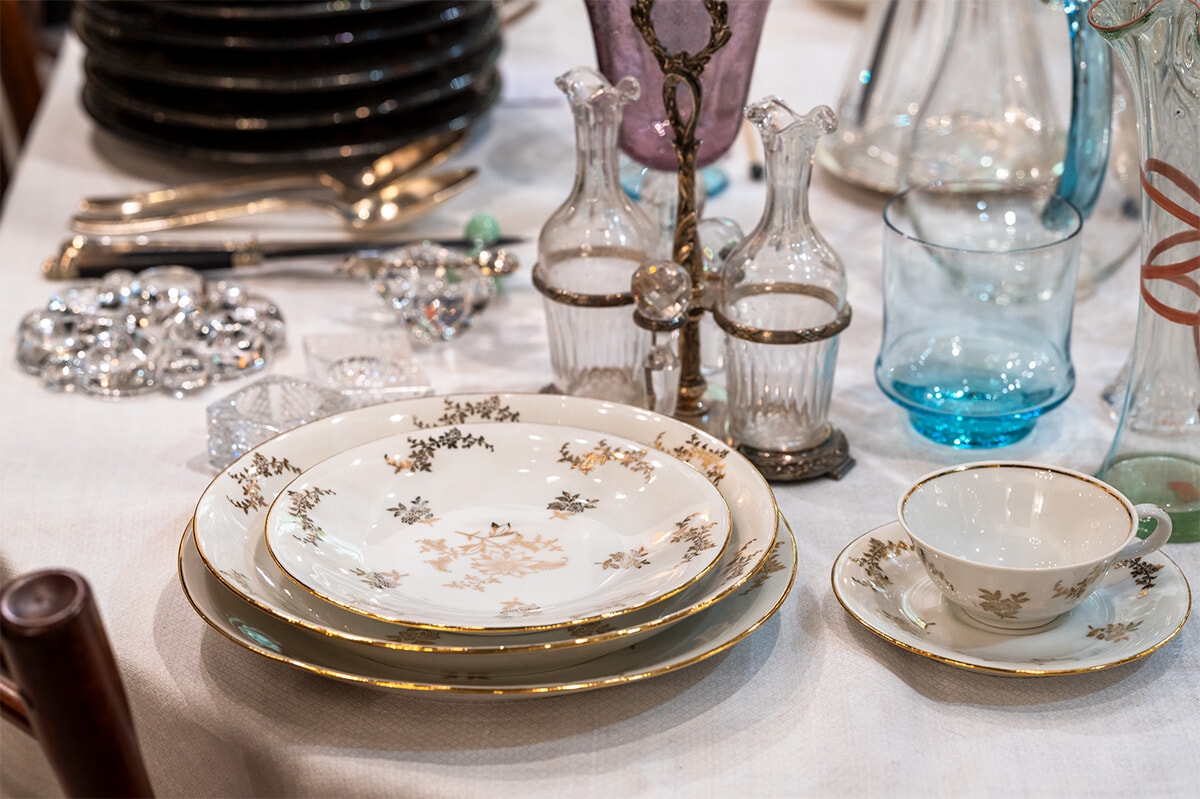 ヴェルサイユの城下町、アンティークのテーブルウェアの宝庫へ。