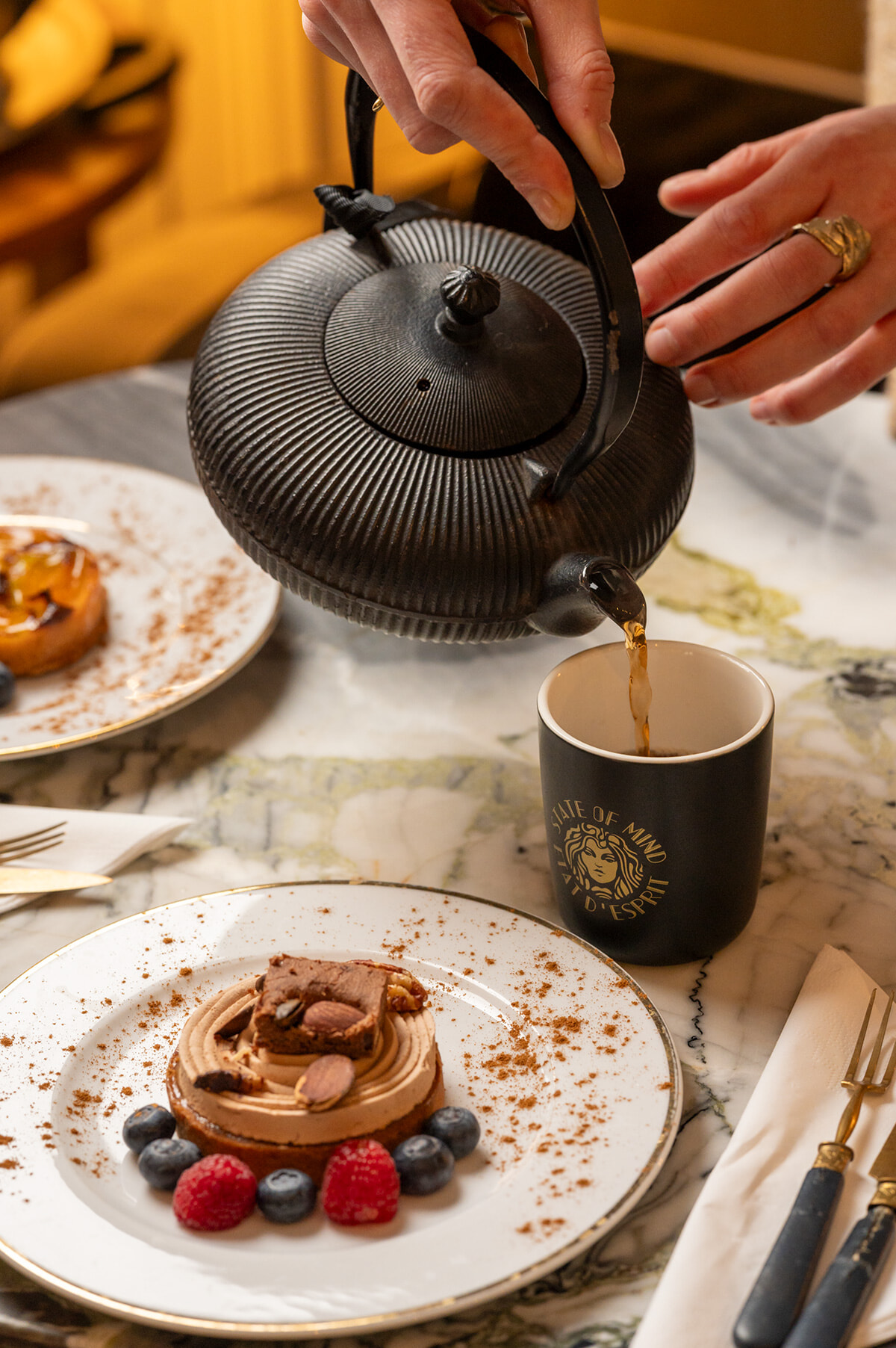 香水と紅茶のペアリング。王宮の街ヴェルサイユで優雅なティータイムを。