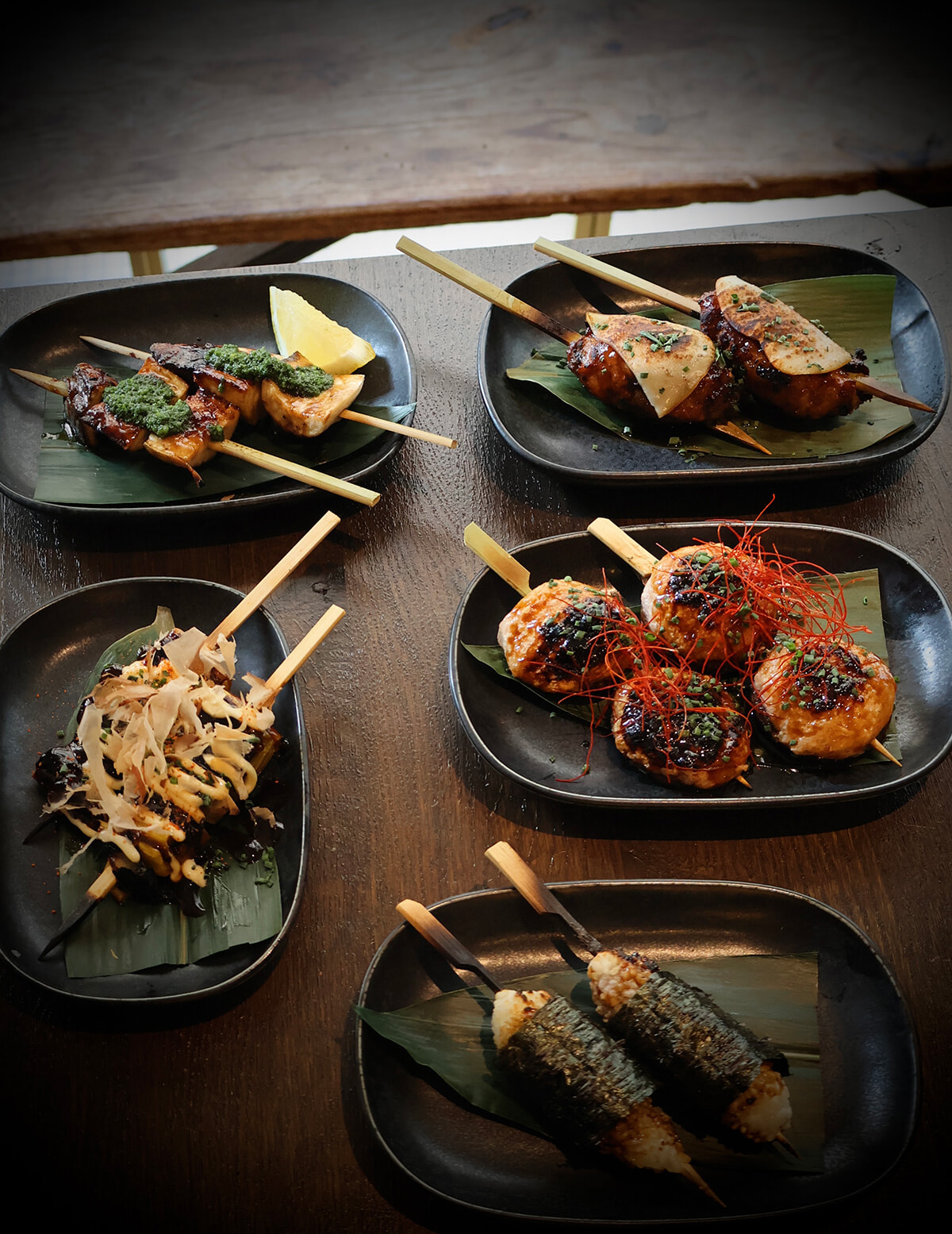 パリ9区の細道にオープンした炭火焼きの「炎」で焼き鳥を！